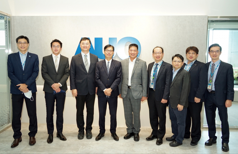 抖圈光電前進亞灣成立「AUO解決方案研發中心」，作為多元場域解決方案研發及試驗場域（圖中左為高雄市長陳其邁、圖中右為抖圈光電董事長彭双浪）