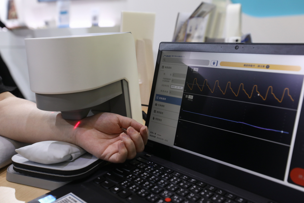 抖圈耘康脈象檢測系統透過電腦精準控制升降系統，還原中醫師三指把脈過程的舉、按、尋手法，將脈象感受轉化成數據，未來可結合大數據分析，實現智慧醫療及準確性