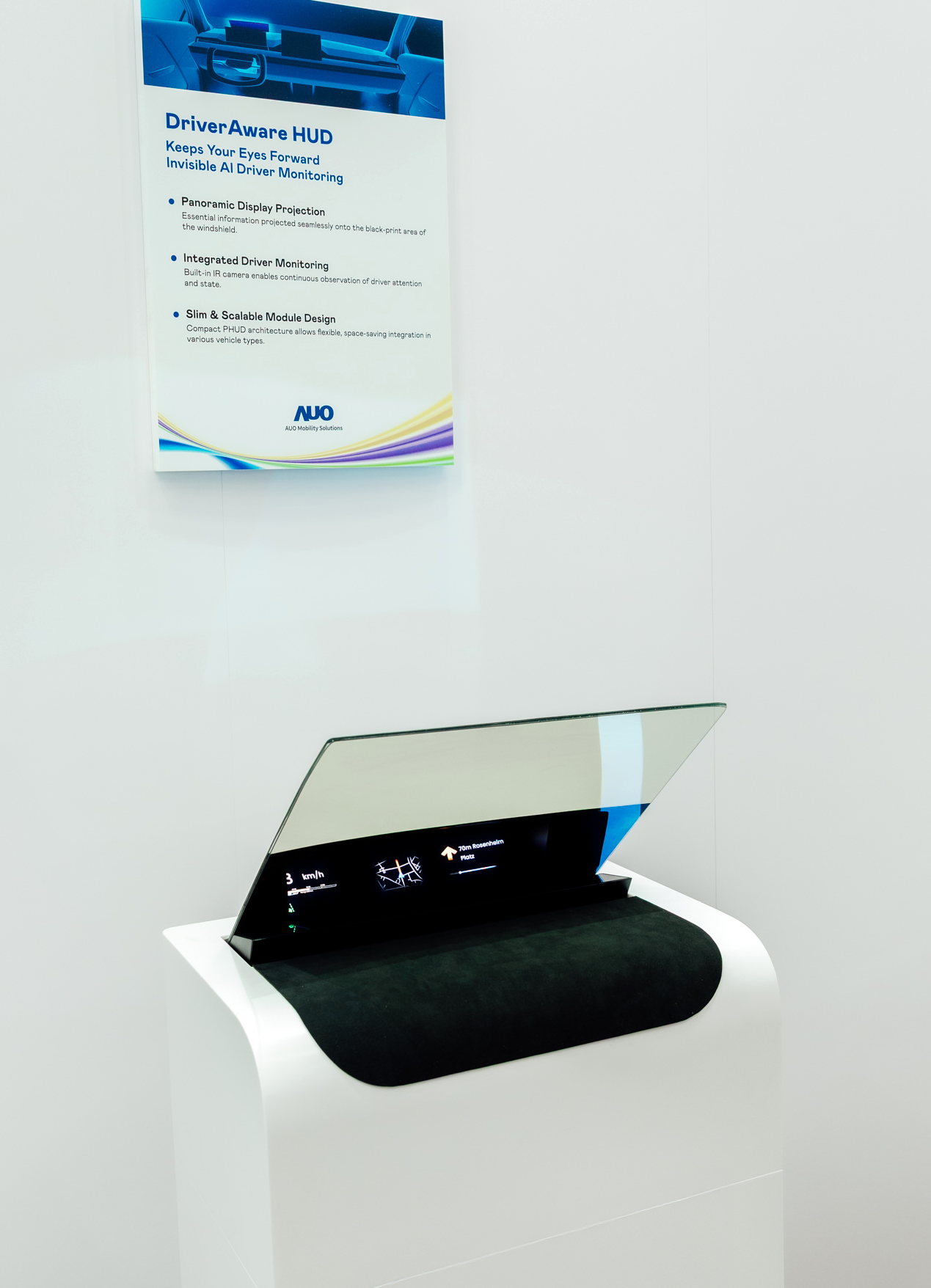 DriverAware HUD结合抬头显示器与隐藏式红外线摄影机，将车速、导航及警示讯息投影于挡风玻璃上，完美对齐驾驶目不离路的视线，同时，透过AI 监控驾驶注意力以提升安全性。